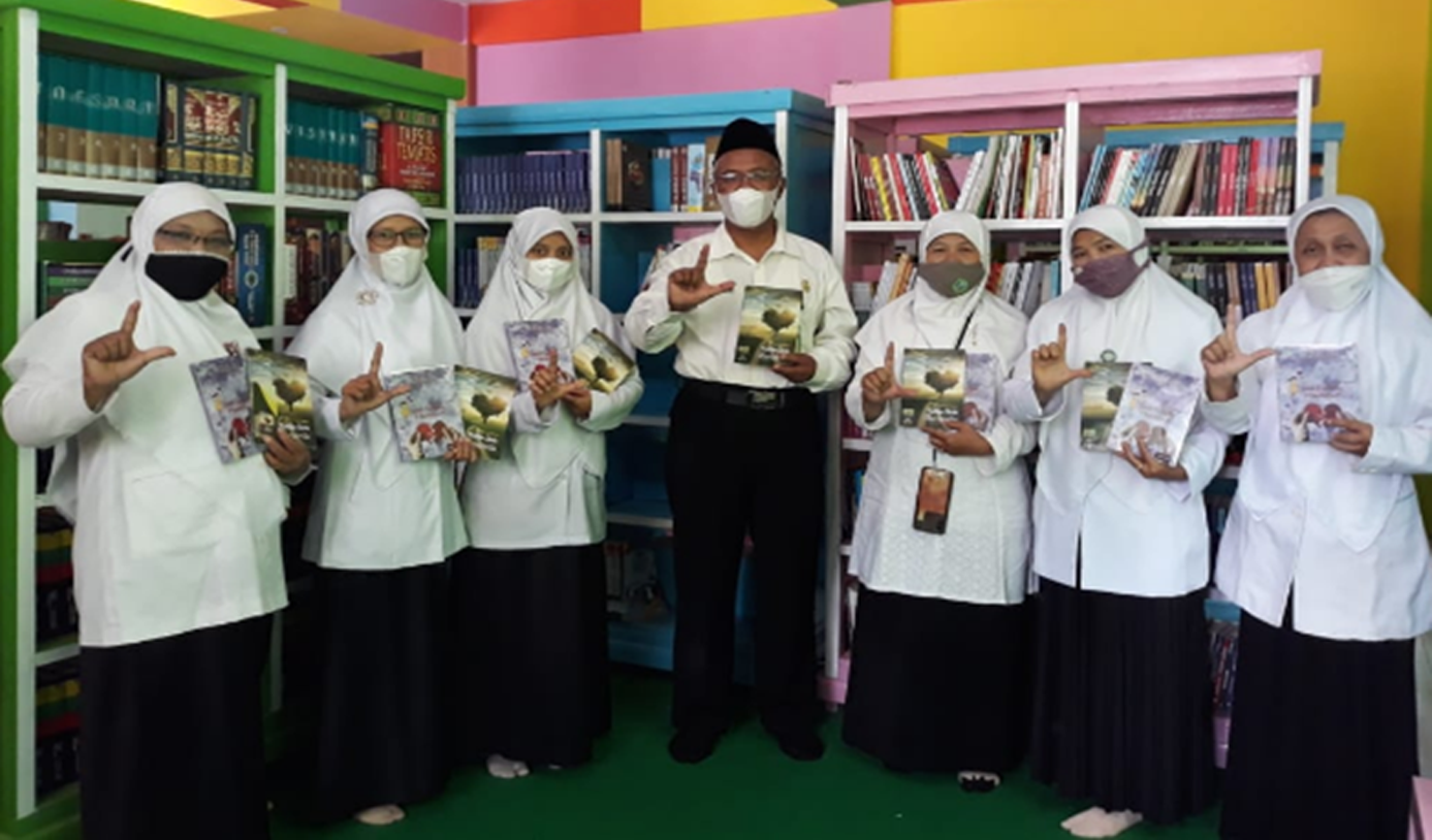 Penyerahan buku Antologi Puisi kepada Kepala Madrasah 