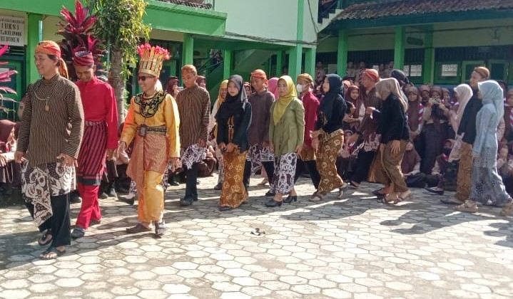 Parade Kostum Adat Nusantara, Guru MTsN 5 Kebumen Kenakan Paikaian Adat Aceh Besar